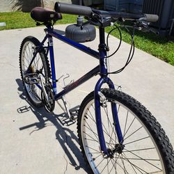 SCOTT BIKE EXELENT CONDITION READY TO RIDE TIRES SIZE 26" FRAME SIZE  19"