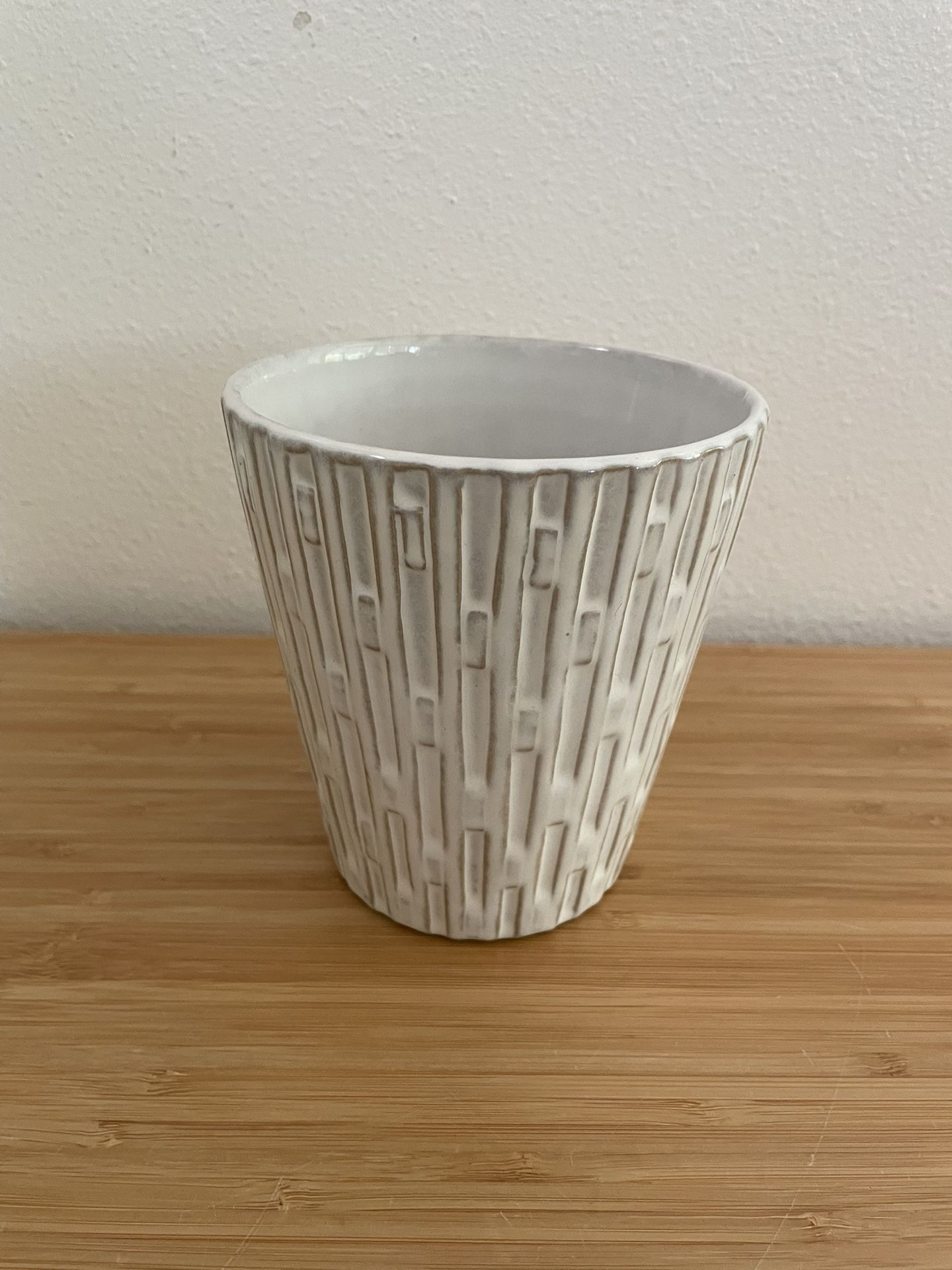 Textured White Ceramic VASE/PLANTER (5 1/2” Tall) [PH]