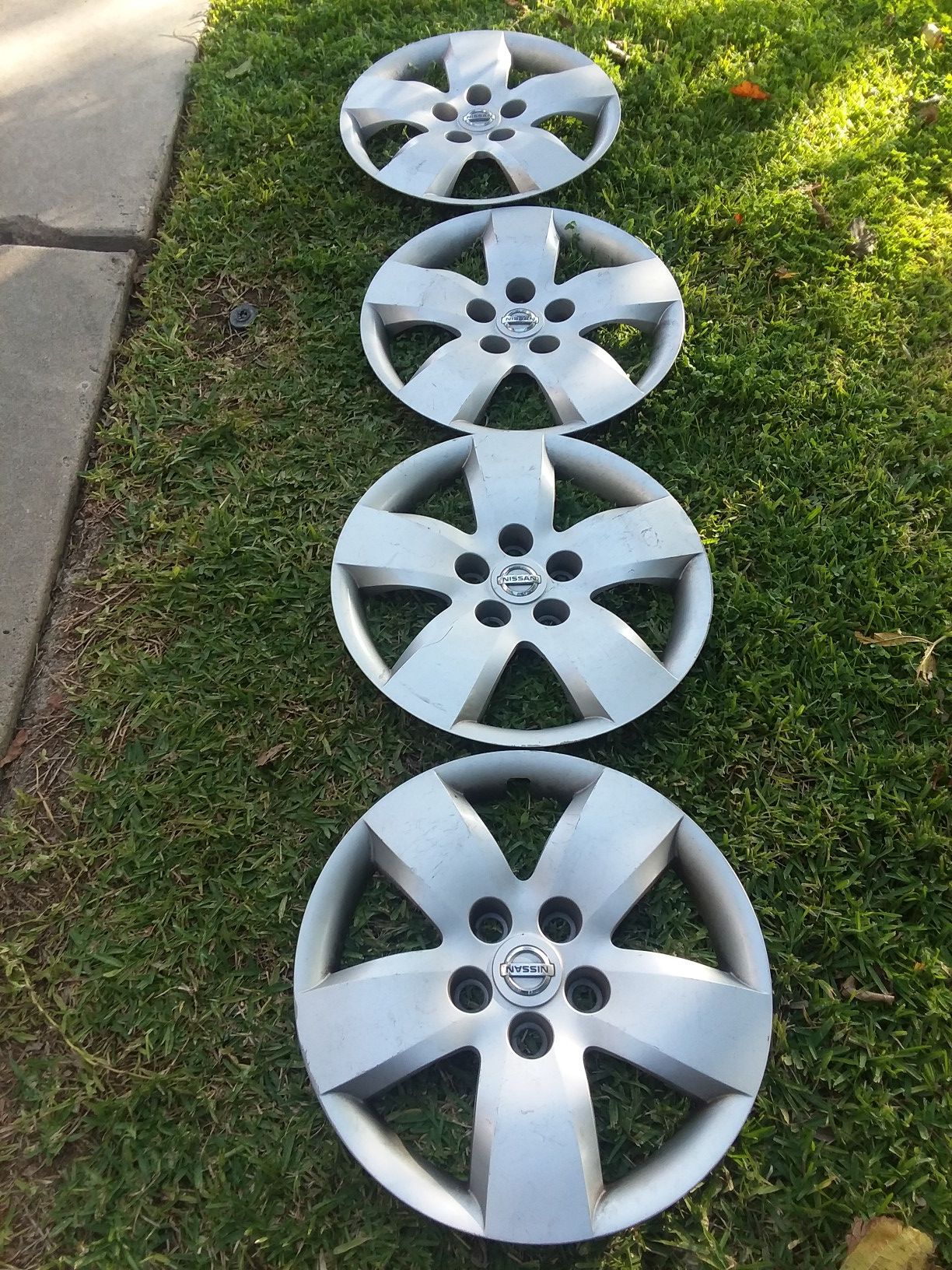 Nissan hubcaps 16"