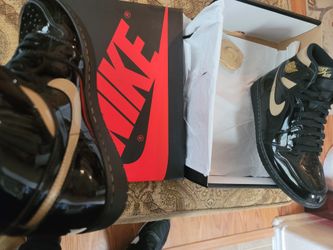 AJ1s OG Black Metalic Gold Warn A Few Times Condition 10/10
