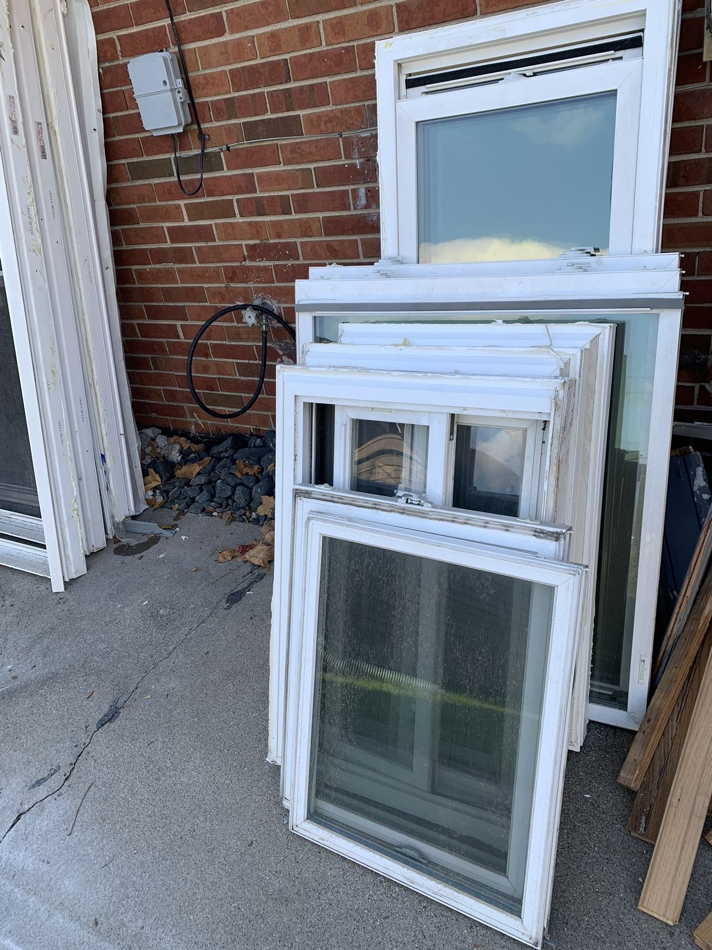 7 Used Double Hung Windows Various Sizes for Sale in Lombard, IL