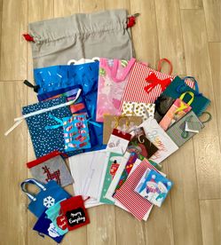 Mixed Holiday Gift Bags Bulk Lot