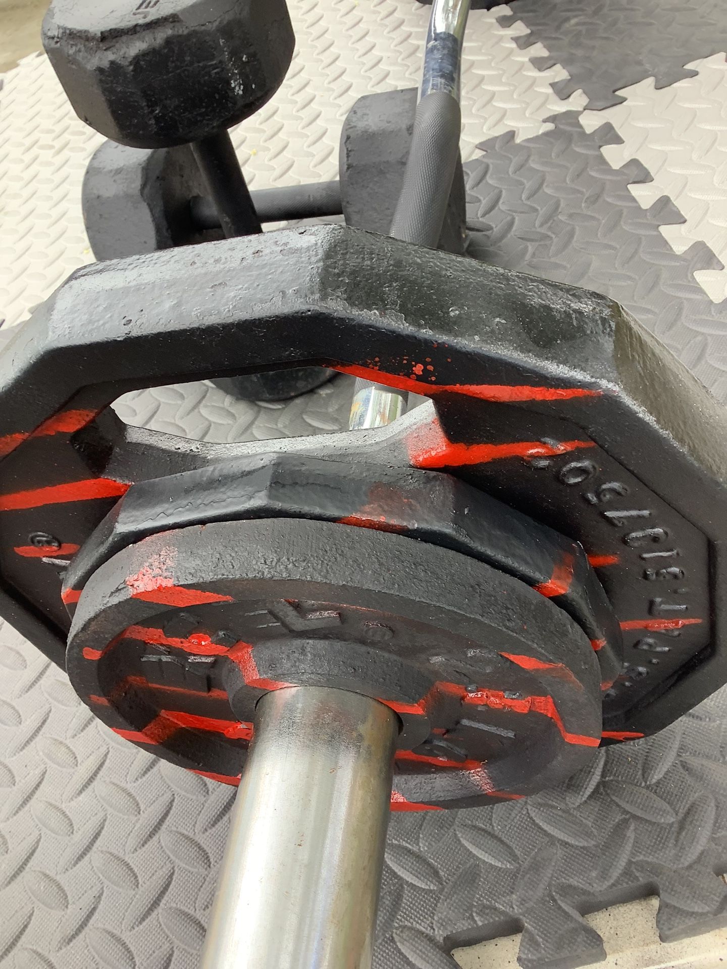 NICE OLYMPIC CURLING BAR WITH 90LB + STEEL WEIGHTS AND NICE PAIR OF DUMBBELLS.