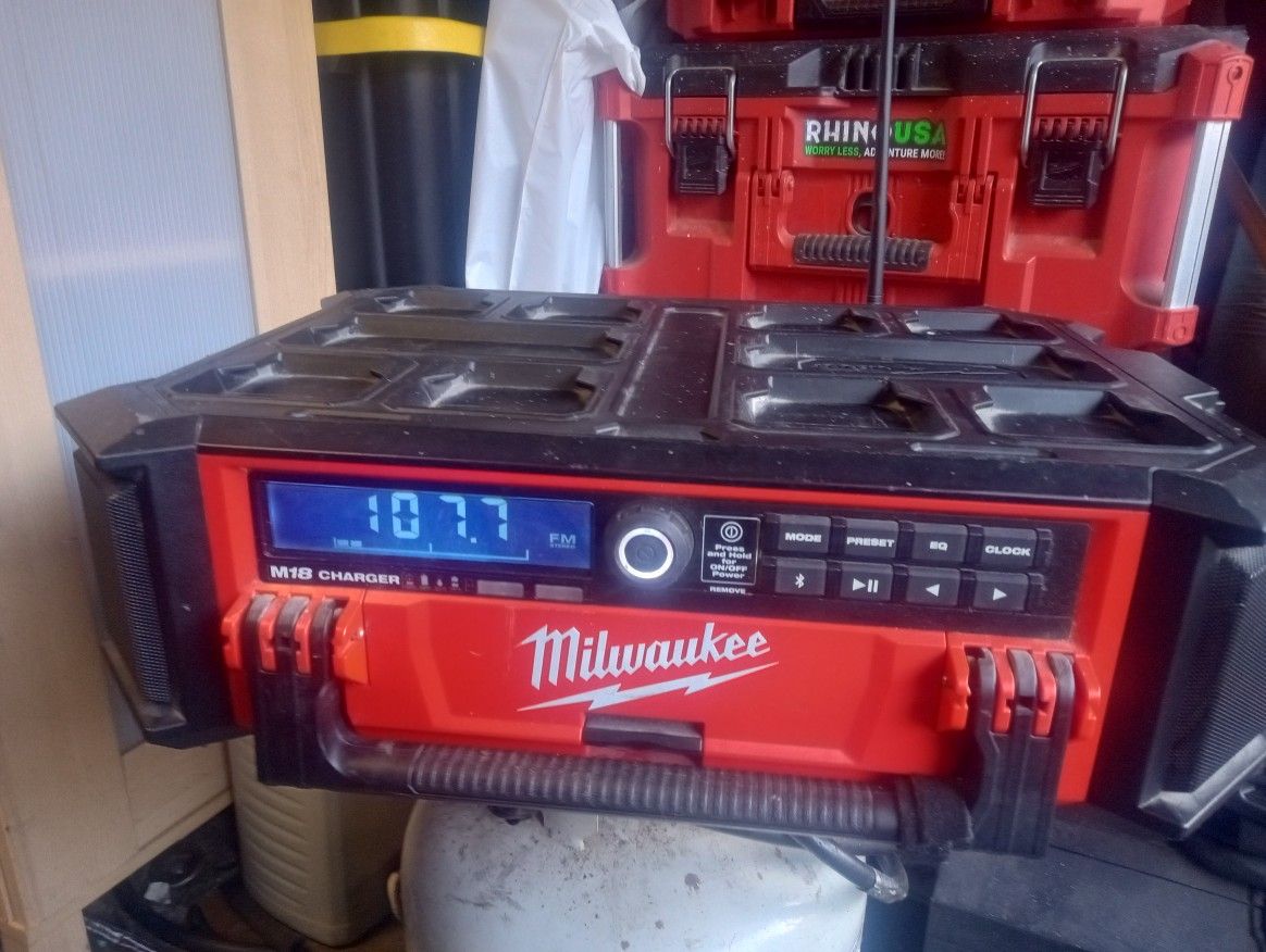Milwaukee Packout M18 Charger/Radio