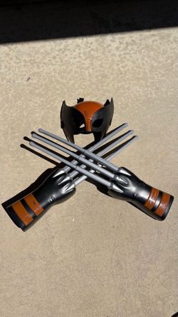 Pair of Wolverine electronic extendable claws with mask