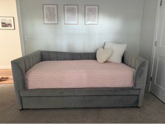 Beautiful daybed with trundle