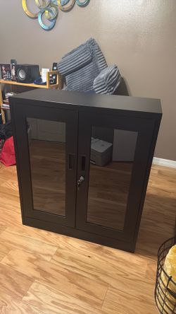 Metal cabinet that locks