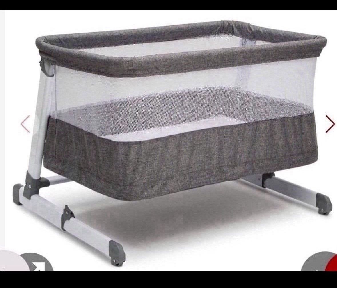 Simmons Kids Room2Grow 2 In 1 Newborn Bedside Bassinet & Infant Sleeper Height Adjustable Portable Crib With Wheels & Airflow Mesh Grey Tweed Open