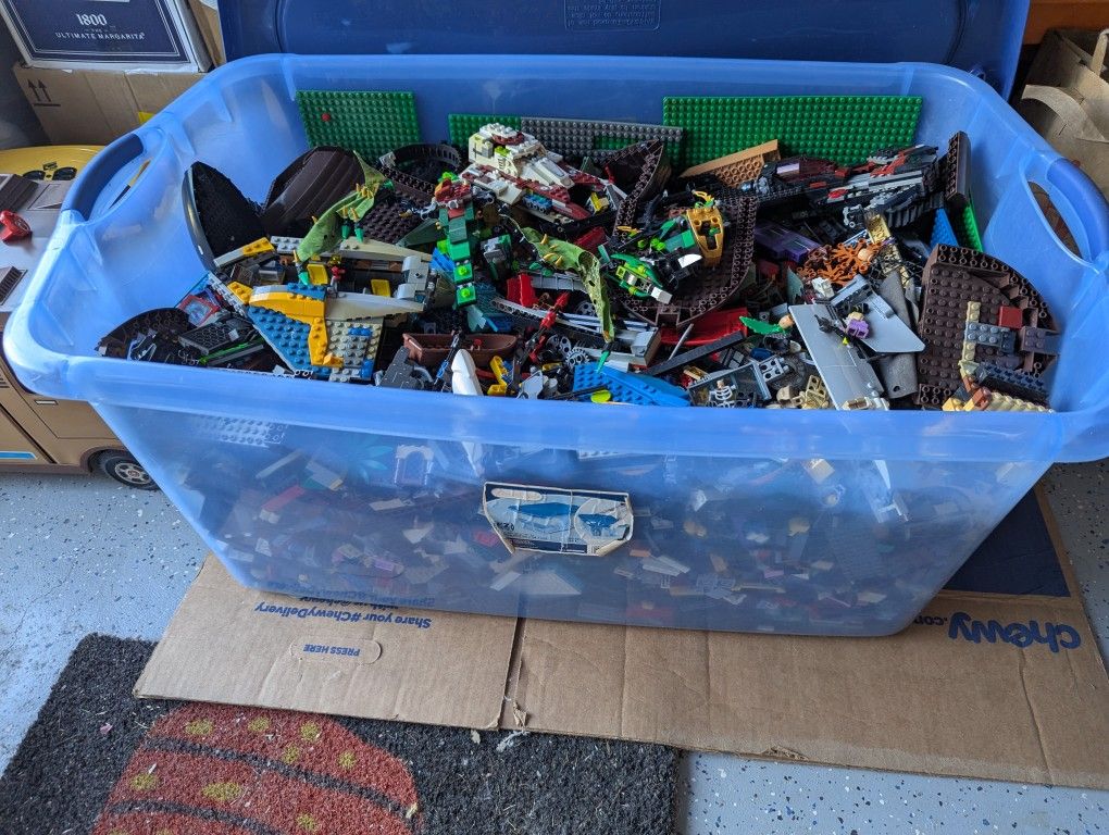 Huge 120 Quart Tub of Legos - Star Wars, Harry Potter, Super Heros, and More