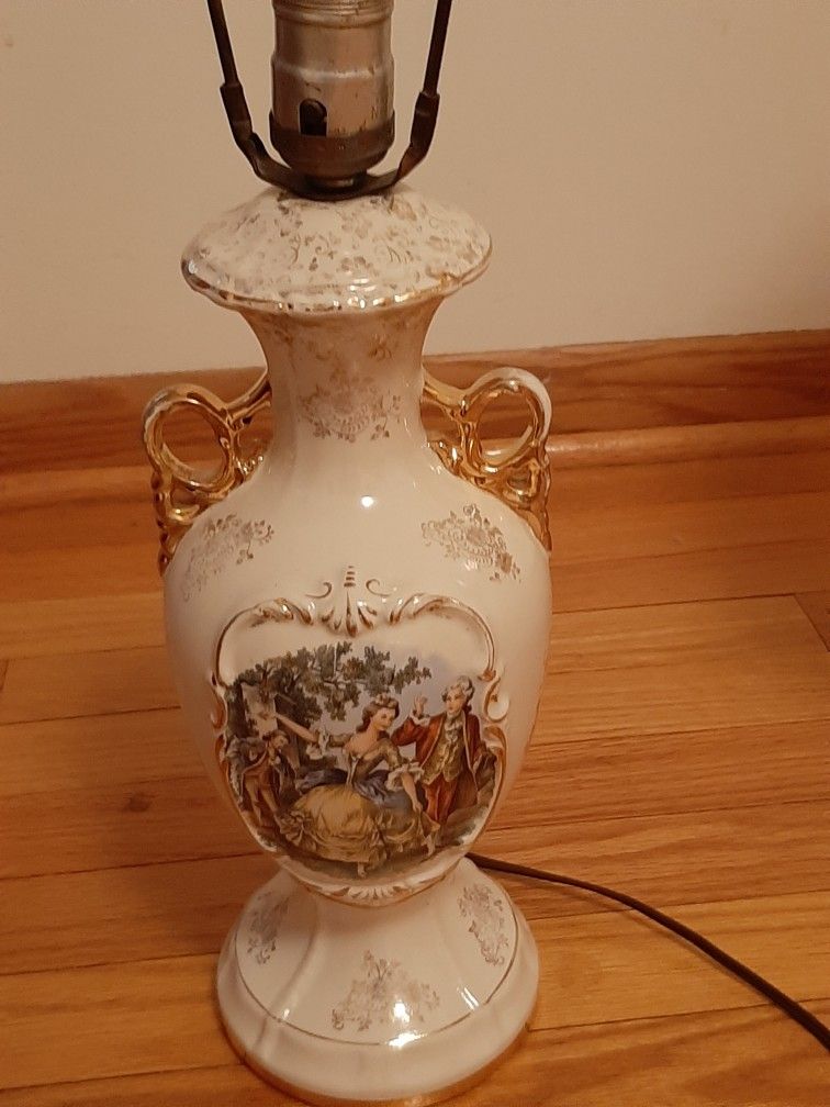 Vintage lamp with Colonial picture and gold trim.