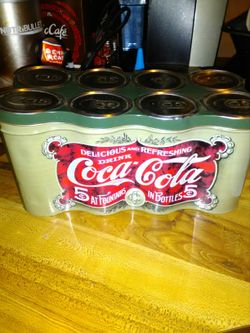 Coca Cola collectible metal tin 8 pack