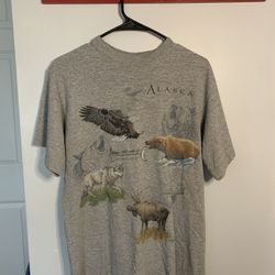 Alaska wildlife graphic tee, says size medium but fits a small.  #alaska #animals #wildlife #graphic #foryou
