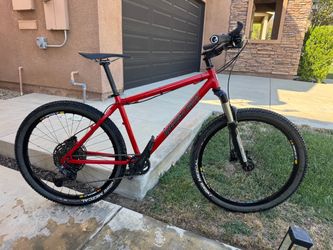 Medium Santa Cruz Chameleon/Juliana Hardtail Mountain Bike