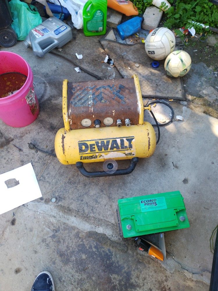 DeWalt compressor works good