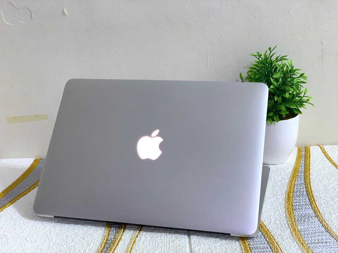 Apple MacBook Air 13” I5/8GB/256GB SSD $180