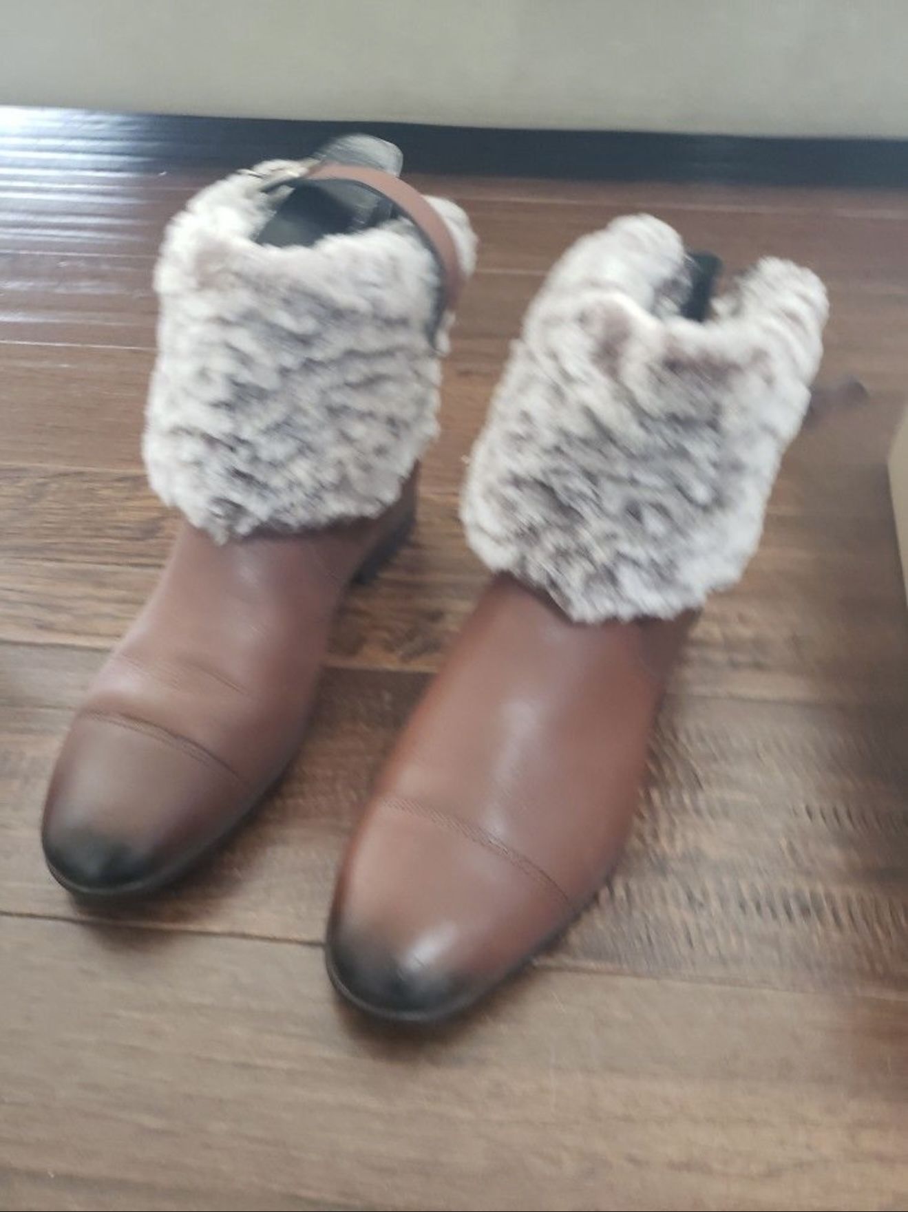 Ugg Australia Inez Women’s Leather Round Toe Ankle Bootie

size 7.5