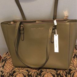 Marc Jacobs Leather https://offerup.com/redirect/?o=VG90ZS5OZXc=