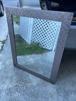 Wall Hanging Mirror 26”1/2W x 32”1/2H in Good Condition $25 Firm on Price