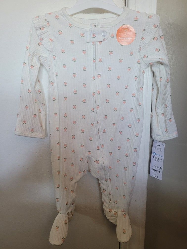 CARTERS 3 MONTH ONESIE! WEIGHT 9- 12.5LBS! EASY FEATURES 2 WAY ZIPPER! KEEPS BABY WARM DURING DIAPER CHANGES! BRAND NEW!