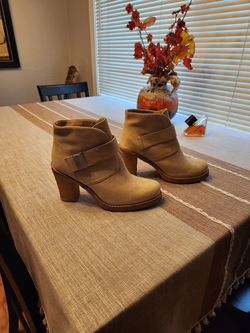 Ugg beige suede boots