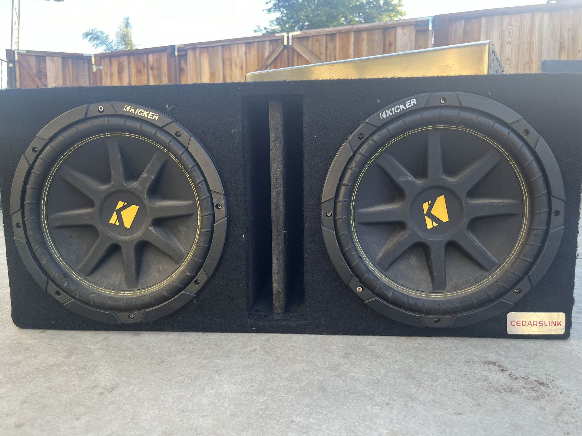 2 Kicker Comp Subwoofer with Amp 1500 Wats