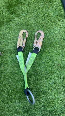 twin-leg shock-absorbing safety lanyard