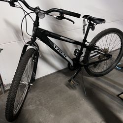 TREK MT200 Kids mountain bike 🚴‍♂️24” Wheel Ht.