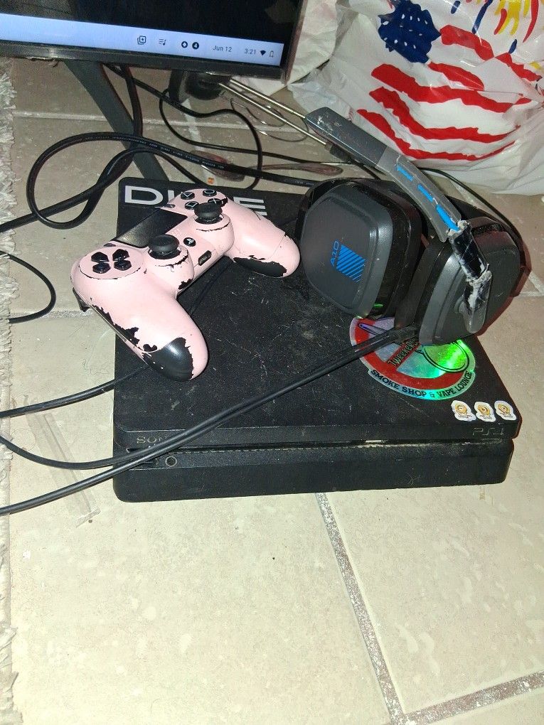 Ps4 With Head Phones And Controller