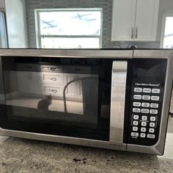 Hamilton Beach 0.9 cu.ft. 900W Microwave Oven, Stainless Steel