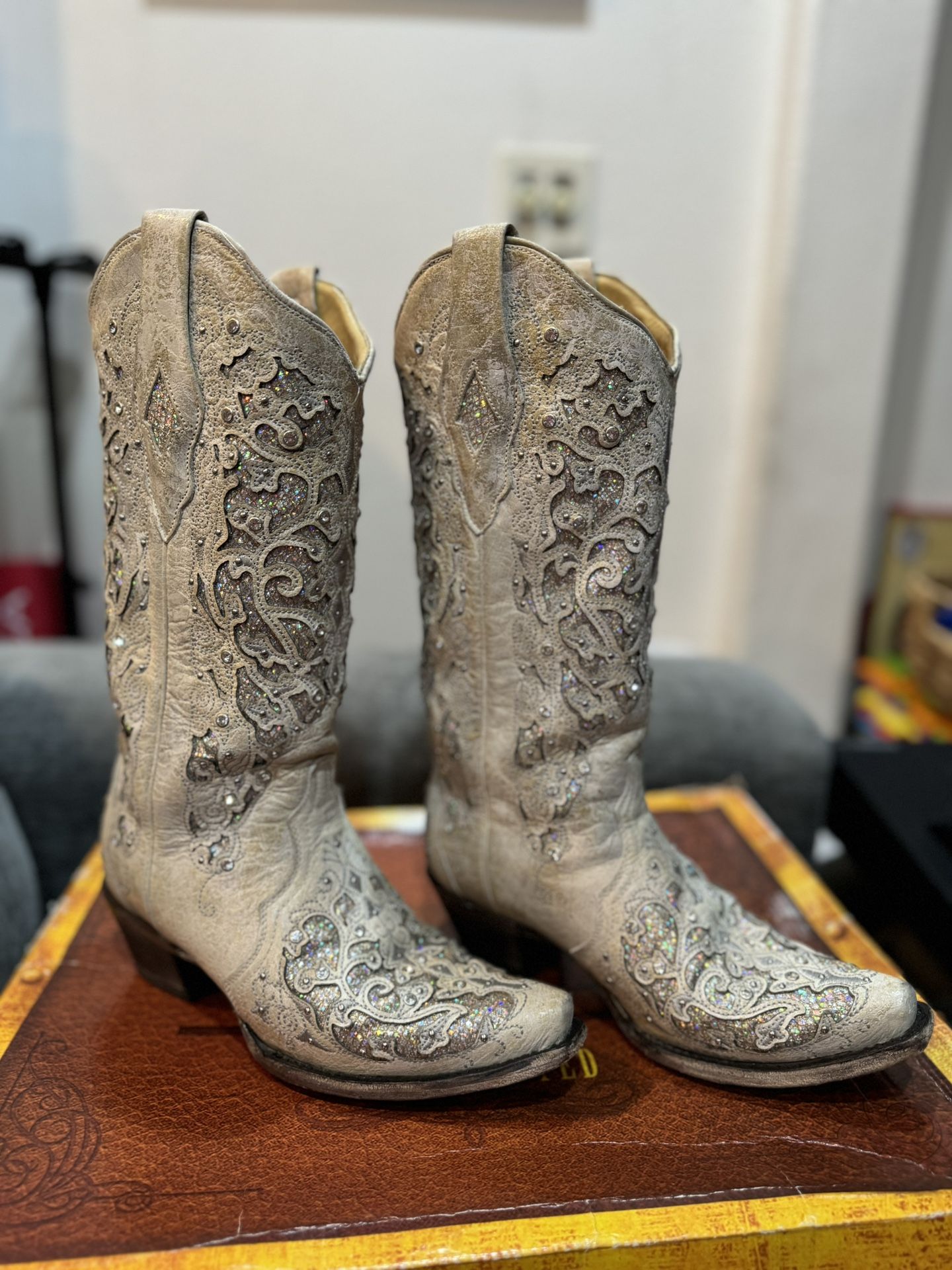 Corral Women's White with Glitter Inlay Bridal Snip Toe Cowboy Boots (6.5M)