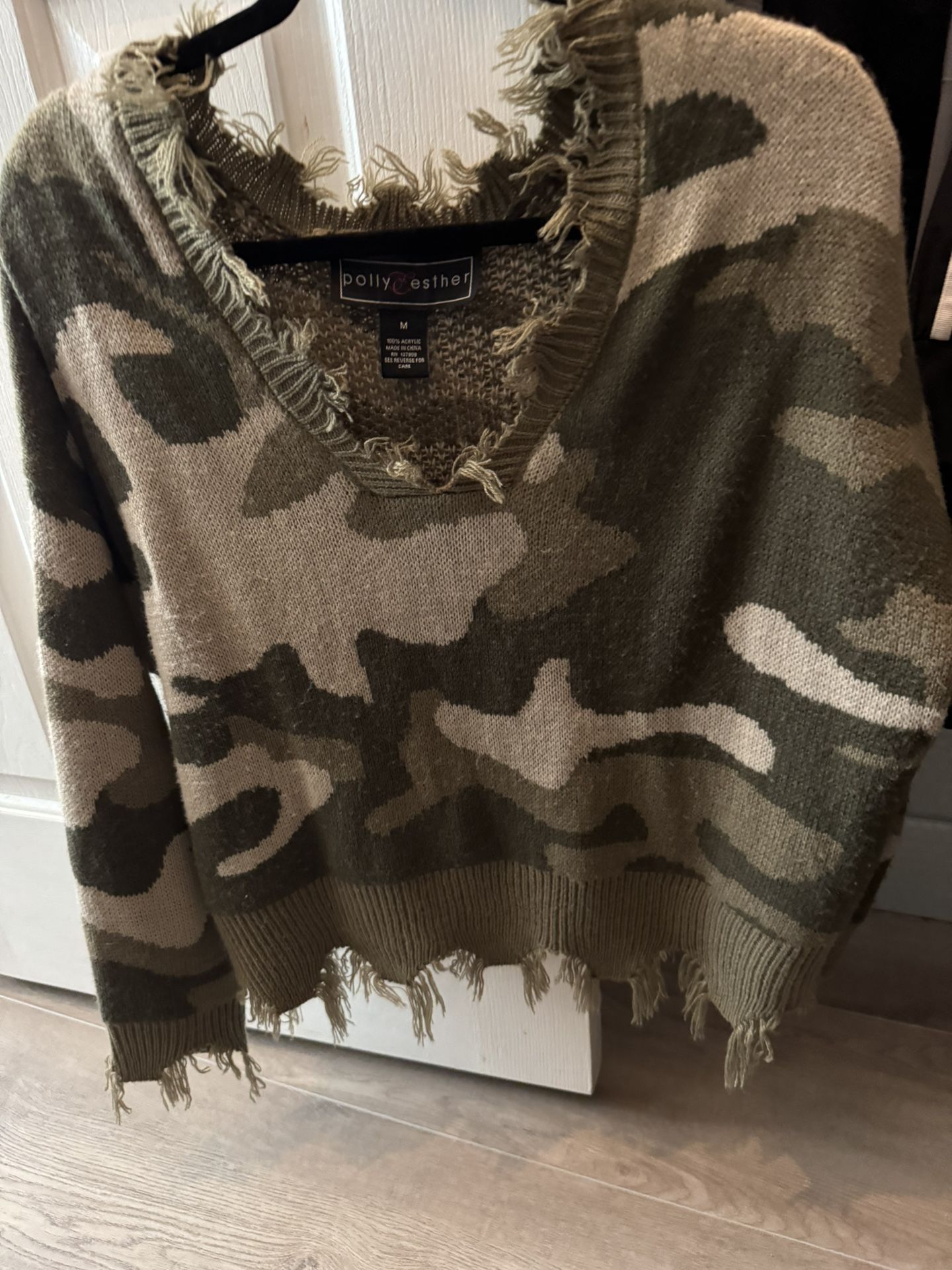 Camo sweater M