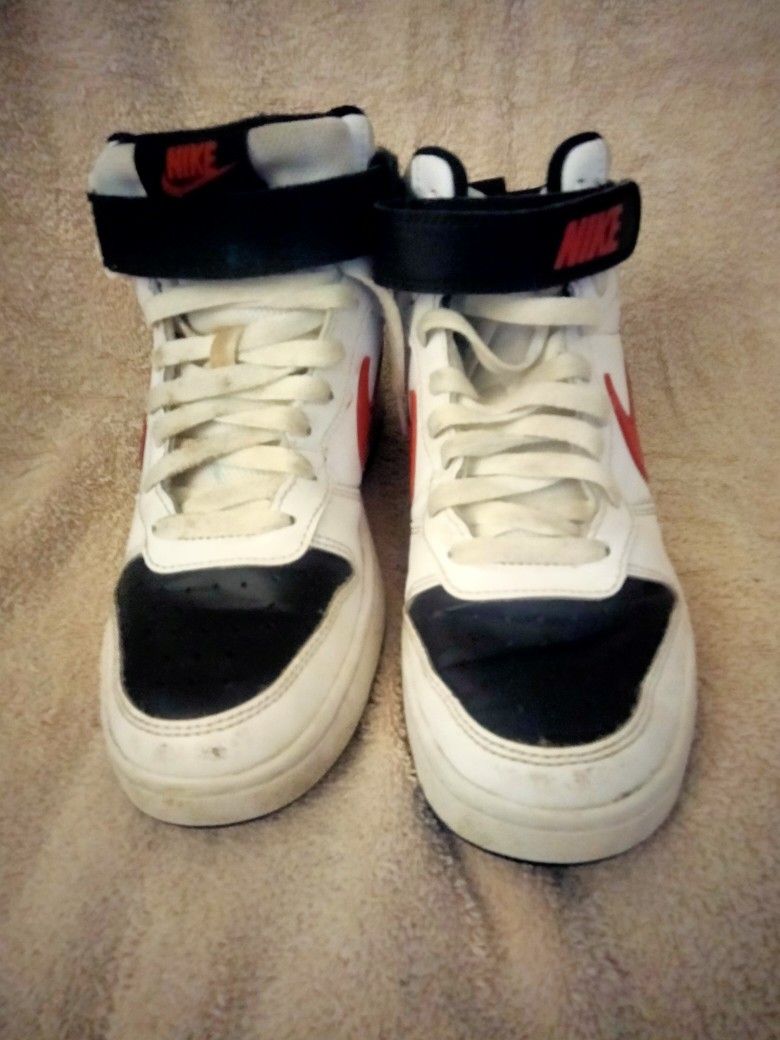Boy's Nike Court Borough