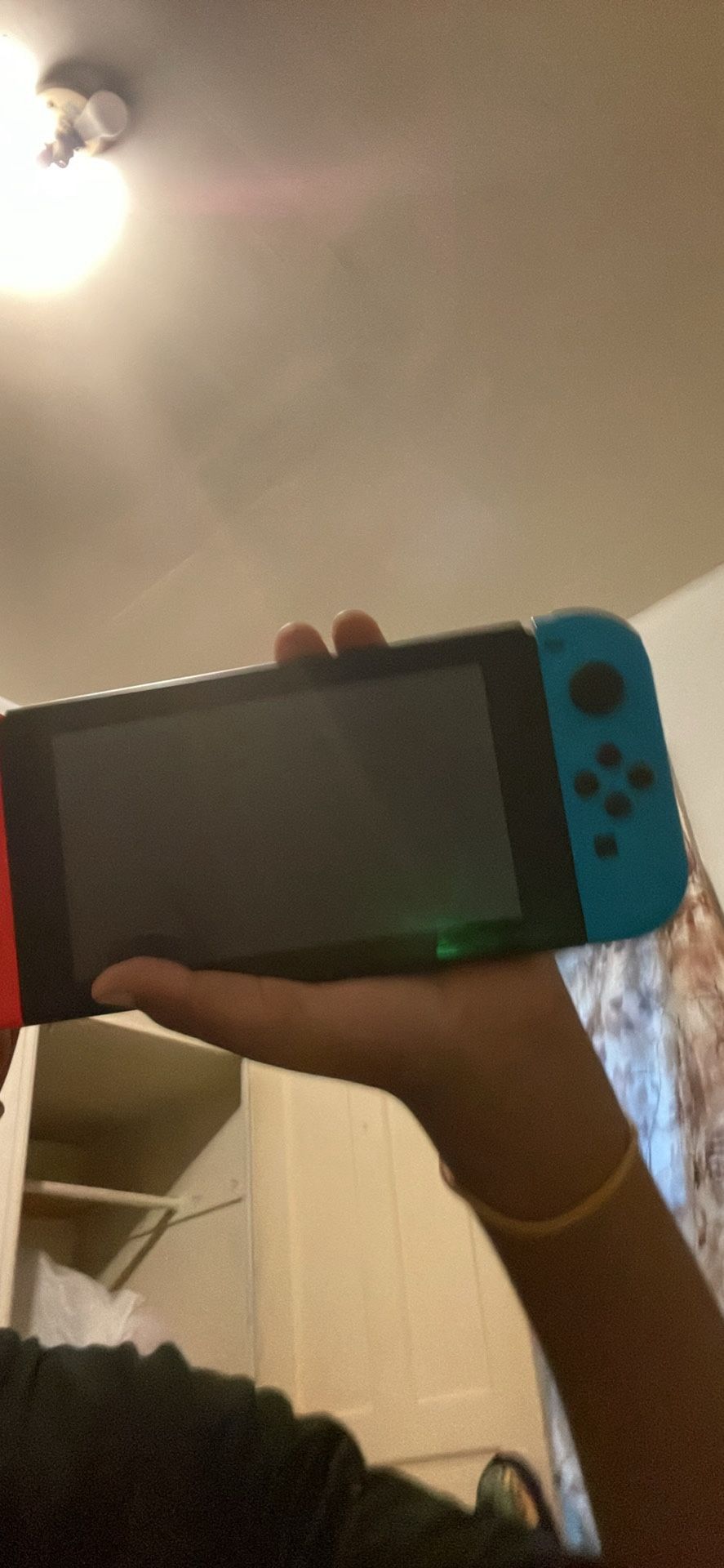 Nintendo switch come with box TV stand you could play the game on the TV with a Nintendo switch and it come wet where you could put the contro control