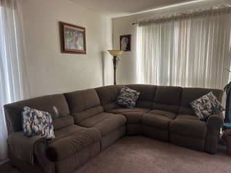Sala seccional con cama siento reclinable y mesa porta vasos asiento reclinable