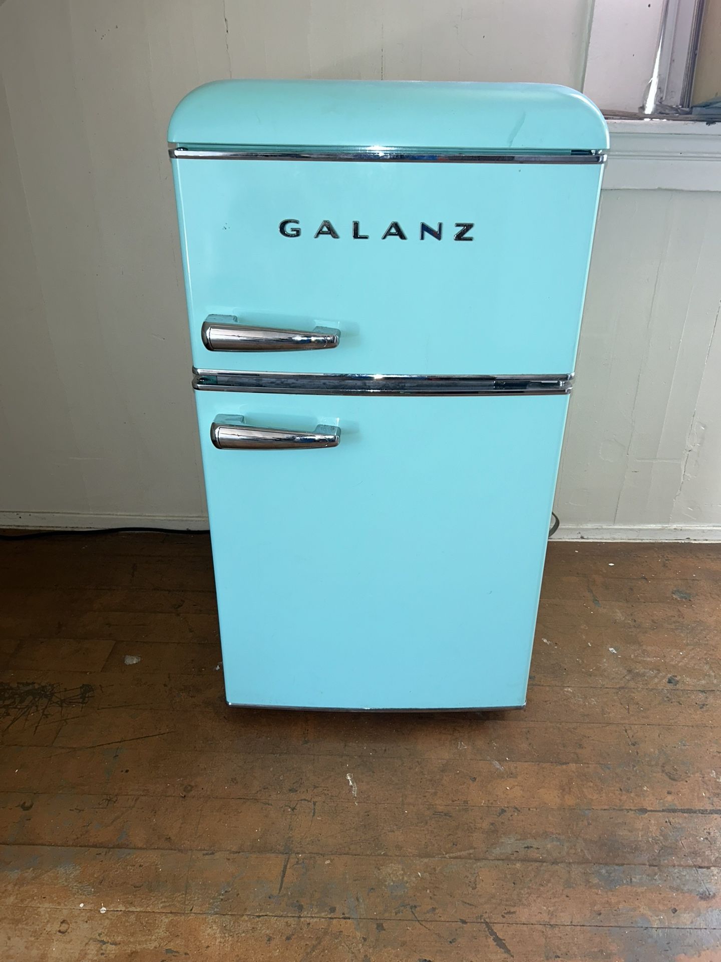 Classic Vintage Mini Fridge