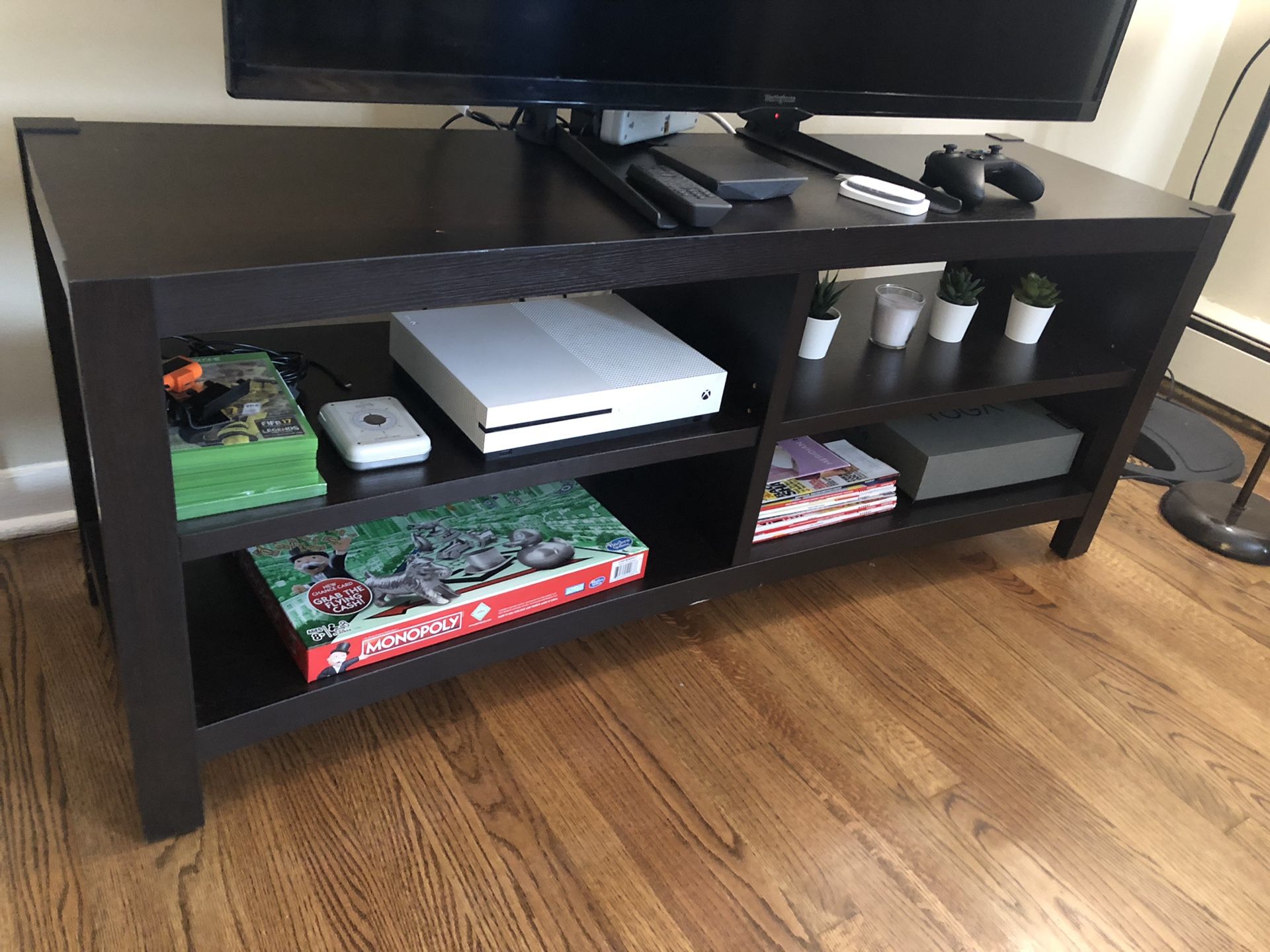 TV stand fits 65 inch