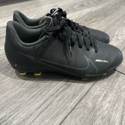 Nike Foot Ball Cleats 3.5y