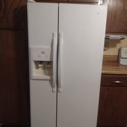 Side By Side Refrigerator w/ Ice Maker, Water Disp