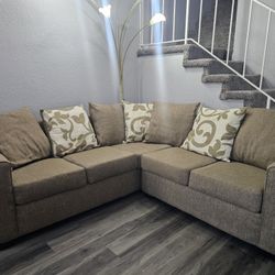 Large L-Shaped Sectional Sofa – Excellent Condition