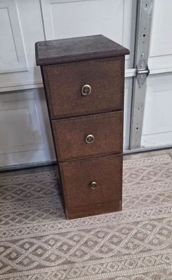 3 drawer nightstand / dresser
