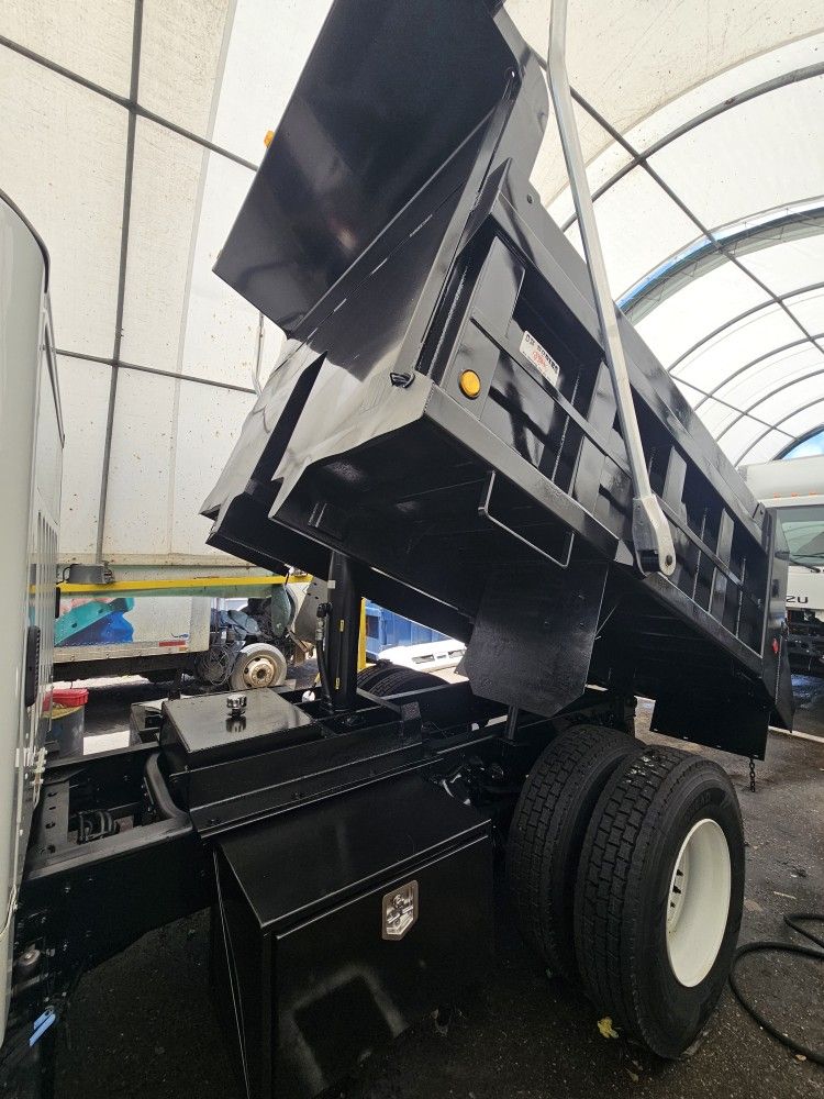 LOW MILES/ 5 TO 7 YARD DUMP TRUCK 90KMILES