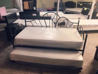 Twin day bed with twin trundle