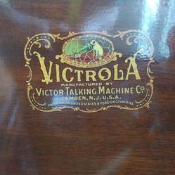 1904-9 Victor Victrola 78 Player (with over 20 78s). It's the same model as seen on the movie, "It's A Wonderful Life" w/James Stewert &  Donna Reed.