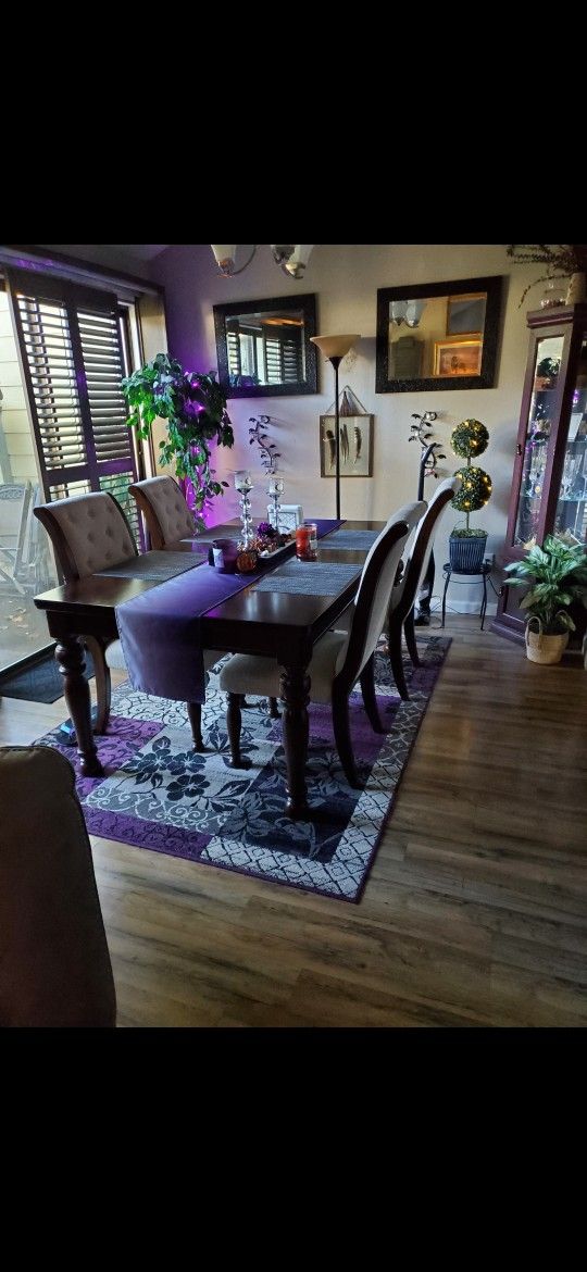 Dining Table/4 Chairs/leaf