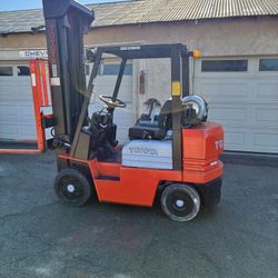 Toyota Forklift (READ LISTING)