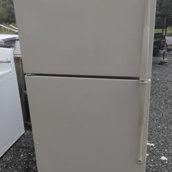 Nice Alound Whirlpool Refrigerator Freezer With Ice Maker OEM Very Clean Like New. 