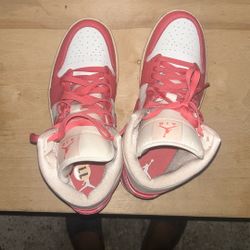 Jordan 1 Mid Strawberries 