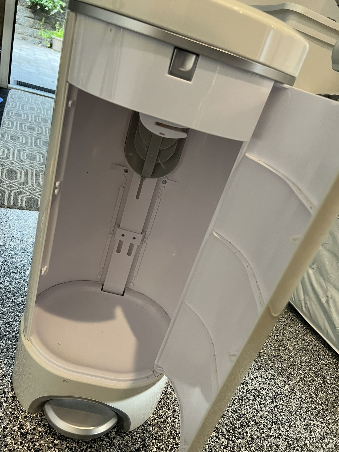 Munchkin Diaper Pail + 8 Refill Bags – Great Deal!