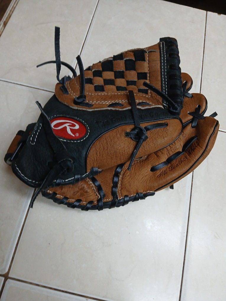 Rawlings youth baseball glove..never used