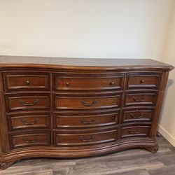 Chris Madden Bedroom Set- 12 Drawer Ladies Dresser for Sale in Phoenix, AZ  - OfferUp